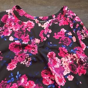 Torrid size 6 short sleeve shirt, new no tag, rose pattern